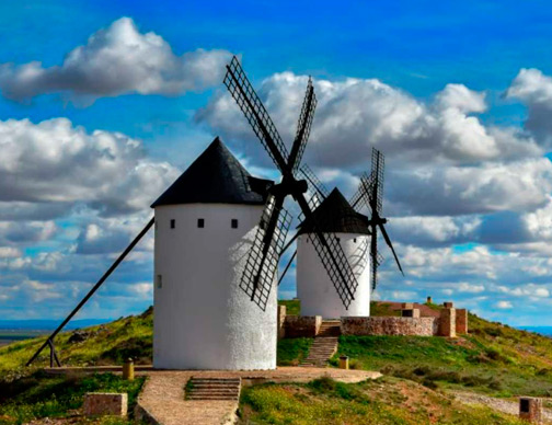 Molinos de viento en un mirador de la mancha